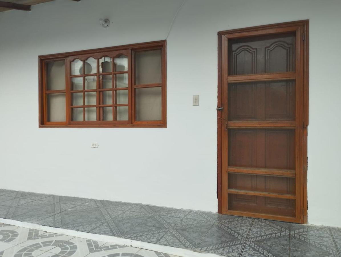 Leticias Guest House Bagian luar foto
